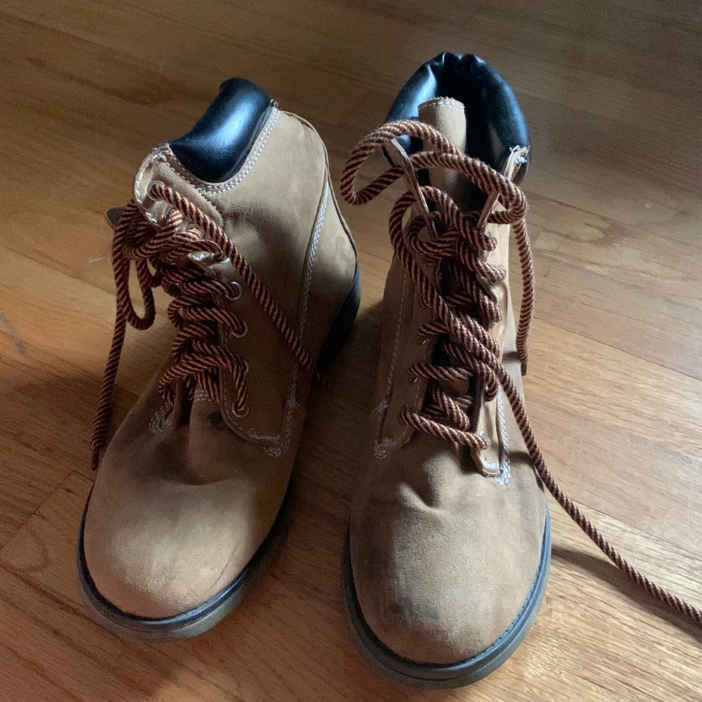 Brown vegan leather suede timberland like work boots with colorful laces 9.5 🥾